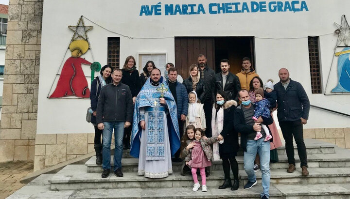 Прихожане и священник новой общины УПЦ в Португалии. Фото: vzcz.church.ua