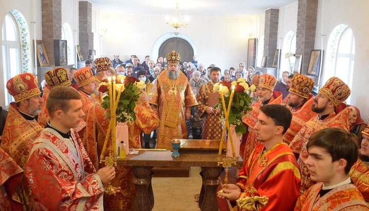 Митрополит Єфрем очолив богослужіння в пам’ять про Криворізького єпископа Порфирія в храмі на його честь. Фото: eparhia.com.ua