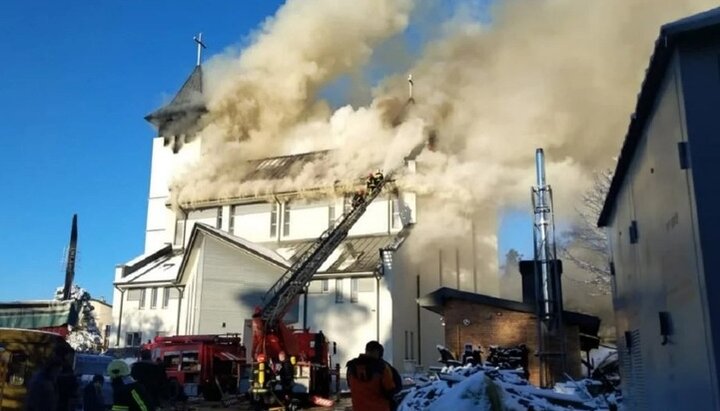 Пожар в католическом храме во Львовской области удалось потушить. Фото: страница УГСЧС во Львовской области в Facebook