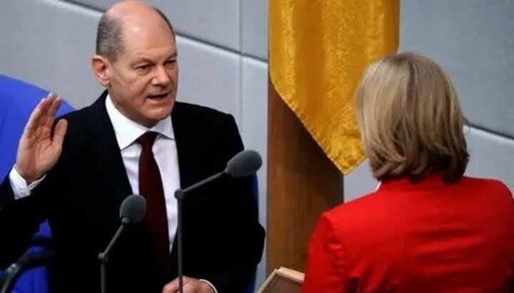 Olaf Scholz depune jurământul. Imagine: twitter.com/bianet_org