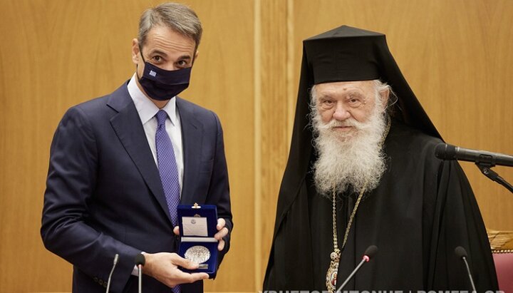 Prim-ministrul Kyriakos Mitsotakis și Arhiepiscopul Ieronim II. Imagine: romfea.gr