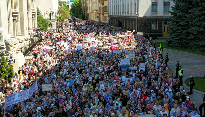 Молитвенное стояние верующих УПЦ в Киеве, 15.06.21. Фото: СПЖ