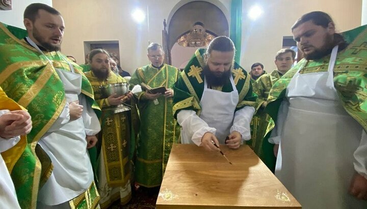 Єпископ Пимен освячує престол храму УПЦ, збудованого замість захопленого у Мошкові. Фото: СПЖ