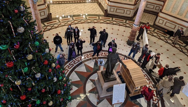 Satanists (centre) and Catholics (right) at the Illinois Capitol.Photo: religionnews.com