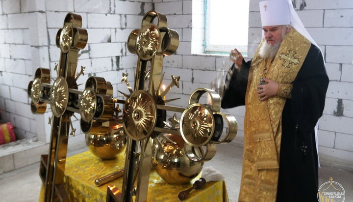 Освящение крестов перед установкой на храм. Фото: facebook.com/orthodox.kr