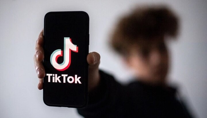 TikTok «промиває мізки» дітям. Фото: christianpost.com