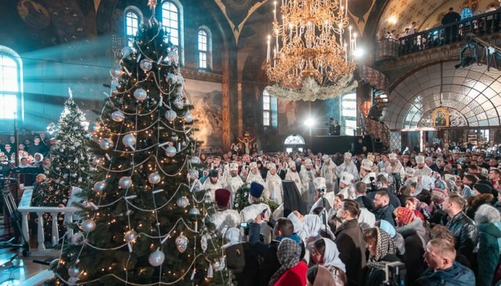 Святкова літургія в Києво-Печерській лаврі. Фото: news.church.ua