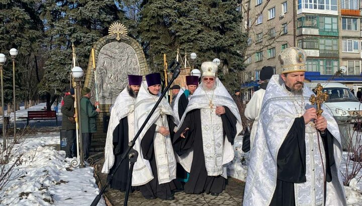 Молебен у памятного знака 2000-летия Рождества Христова в Ровеньках. Фото: rovenky-ep.org.ua