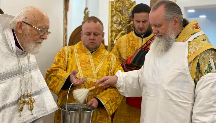 Митрополит Феодор освятив храм на честь святителя Василя Великого в Іршаві. Фото: m-church.org.ua