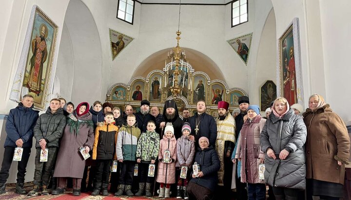 Архиепископ Боголеп посетил общину УПЦ в Чечелиевке, пострадавшей от ПЦУ. Фото: alexandria-eparhia.org.ua