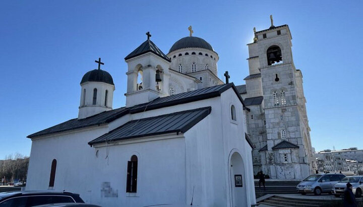 Вандали написали на стіні православного храму в Подгориці лайку. Фото: mitropolija.com