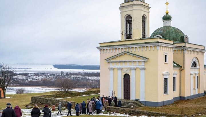 Верующие УПЦ идут в Александро-Невский храм в Хотине. Фото: Facebook-страница Чернівецько-Буковинська єпархія УПЦ