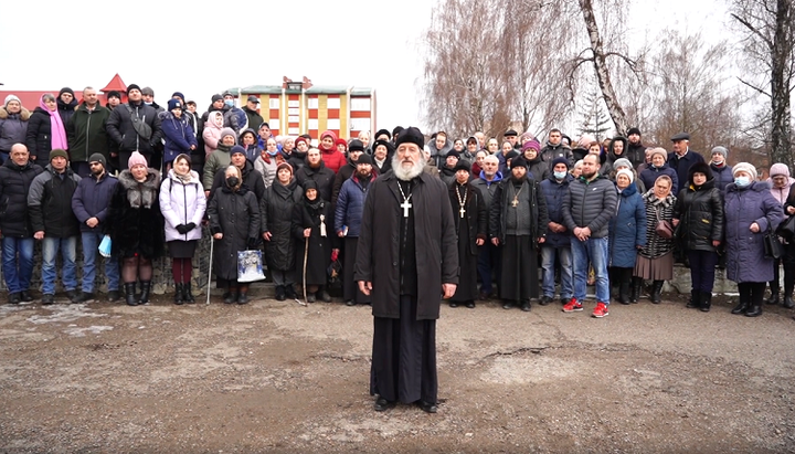 Молитвенное стояние верующих УПЦ в Хотине, Фото: скриншот видео facebook-страницы Чернівецько-Буковинська єпархія УПЦ