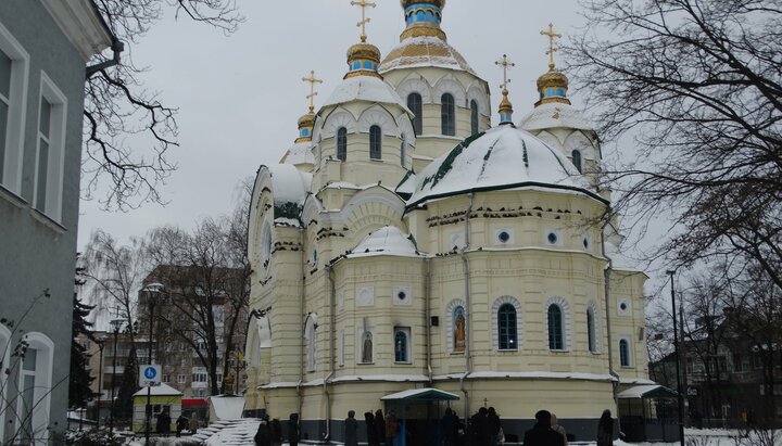 Свято-Воскресенський храм у Рівному, нижній храм належить УПЦ, верхній захоплений ПЦУ. Фото: facebook.com/nikolay.mitrokhin.1