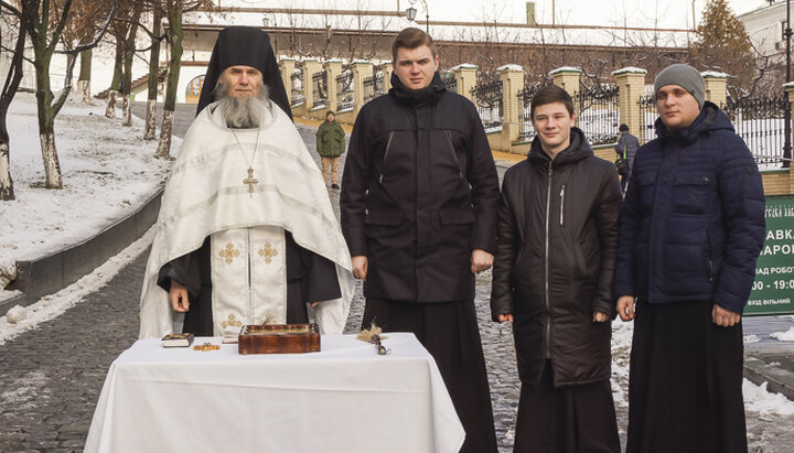 Иеромонах Лукиан совершил молебен перед началом выставки. Фото: lavra.ua