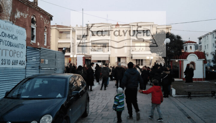 Верующие и полиция собираются возле резиденции митрополита. Фото: katanixi.gr