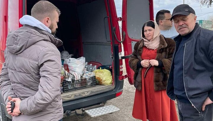 Віряни УПЦ із Остриці щодня годують біженців у Чернівецькій області