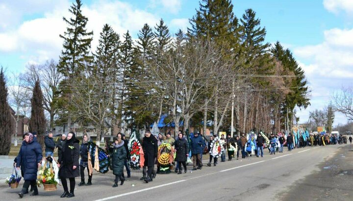 Хоронить погибших воинов приходят всем селом. Фото: пресс-служба Харьковской епархии