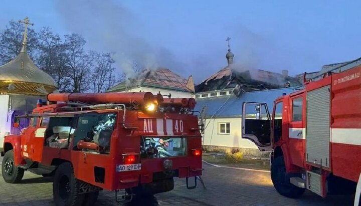 Пожар в Иоанно-Предтеченском монастыре. Фото: ГУ ДСНС Закарпатской области