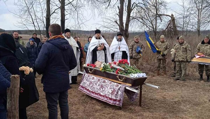 Клирики Тульчинской епархии УПЦ отпевают воина. Фото: tulchin-eparchia.org.ua