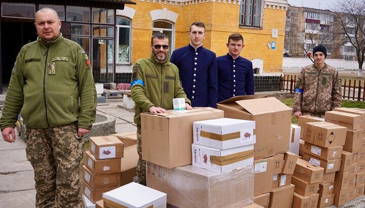 Помощь передавали студенты Владимир-Волынского духовного училища УПЦ. Фото: Faceb00k-страница Сайт Володимир-Волинської єпархії