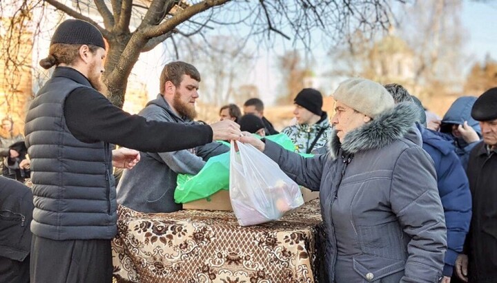 Раздача помощи малоимущим в Нежинском монастыре УПЦ. Фото: orthodox.cn.ua