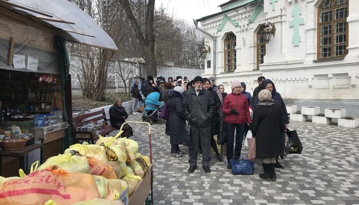 Голосеевское благочиние Киева помогает жителям столицы и области