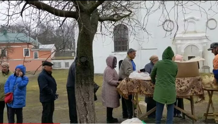 Раздача продуктовых наборов нуждающимся в Нежинской епархии. Фото: скриншот видео YouTude канала Нежинской епархии