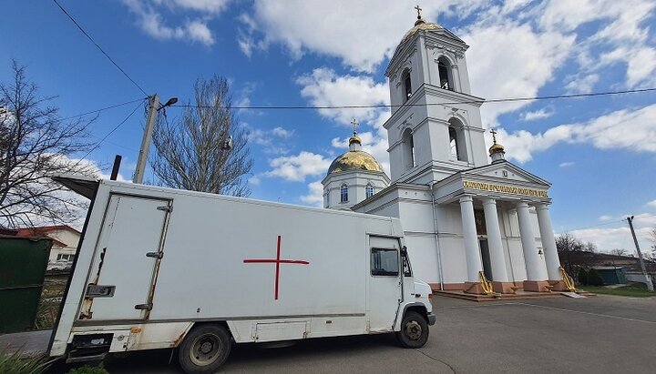 Автомобиль с гумпомощью возле Никольского Морского собора Херсона. Фото: facebook-страница Никольский Морской собор