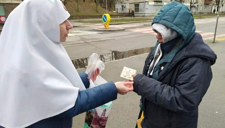 Киевские сестры милосердия помогают беженцам и бездомным