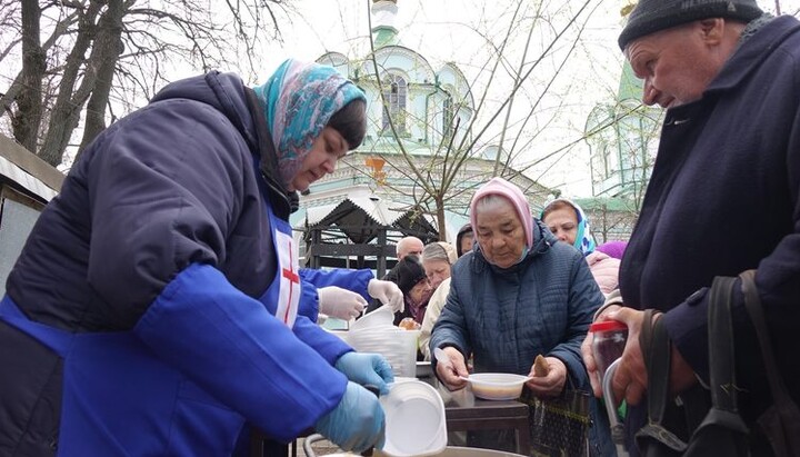 В полтавском соборе после литургии прихожан угощали горячими обедами. Фото: Facebook-страница Полтавской епархии УПЦ