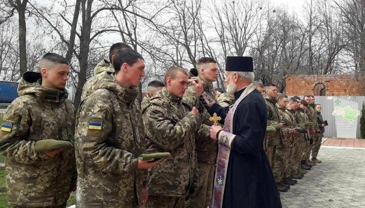 Священник благословил воинов и сказал им слова поддержки. Фото: Telegram-канал Черновицкой епархии