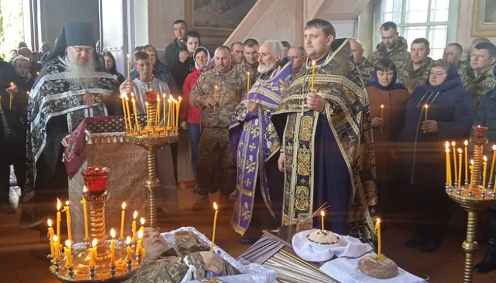 У Запорізькій та Сарненській єпархіях УПЦ відспівали воїнів