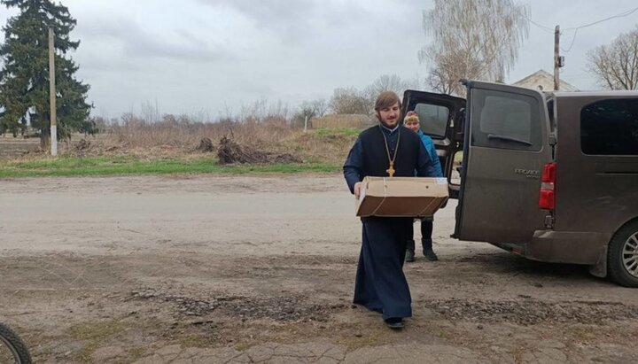 Священник Александр Гладыш и протодиакон Григорий Гришко из Нежинской епархии доставили продукты в село Припутни на Черниговщине. Фото: orthodox.cn.ua