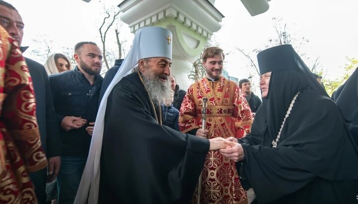 Предстоятель УПЦ и игуменья Покровского монастыря Калисфения. Фото: news.church.ua