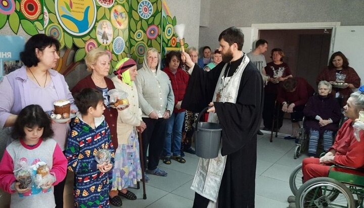 Пасхальные подарки от верующих УПЦ передали и в Дом инвалидов. Фото: facebook-страница Полтавська єпархія УПЦ