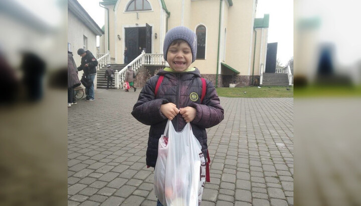 Прихожанам ивано-франковского храма раздали продукты. Фото: ivano-frankivsk.church.ua