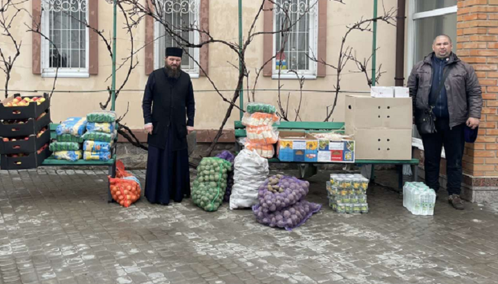 Продукты для беженцев во дворе кафедрального соборе Александрии. Фото: alexandria-eparhia.org.ua