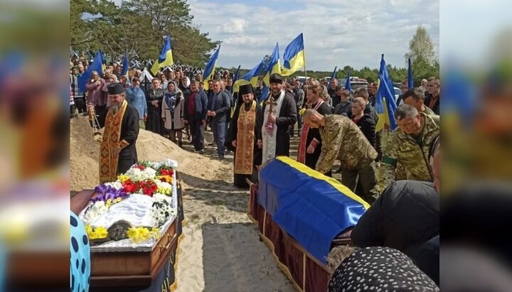 У Хотині відспівали воїна та його батька, що не переніс смерті сина