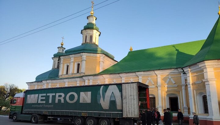 Помощь доставили в один из храмов УПЦ в Чернигове. Фото: facebook-страница Місія «Синодальний відділ УПЦ з соціально-гуманітарних питань»