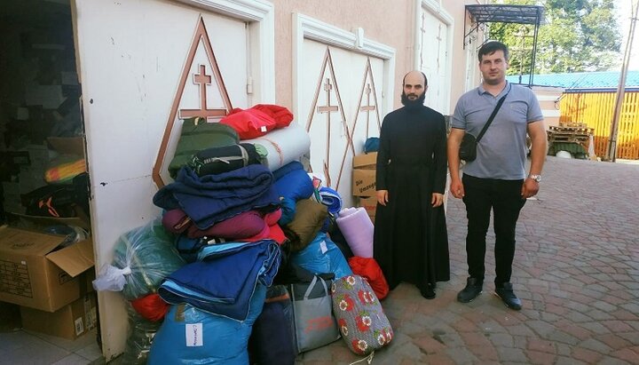 Спальные мешки поступили в УПЦ из Италии и Румынии. Фото: facebook-страница Чернівецько-Буковинська єпархія УПЦ 