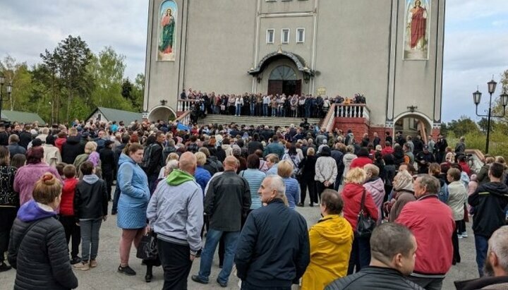 Волнения во время попытки захвата Михайловского собора в Шепетовке. Фото: shepetivka.com.ua