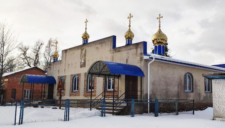 В храме сделан внутренний ремонт, поставили даже небольшие купола, не хватает иконостаса. Фото: СПЖ