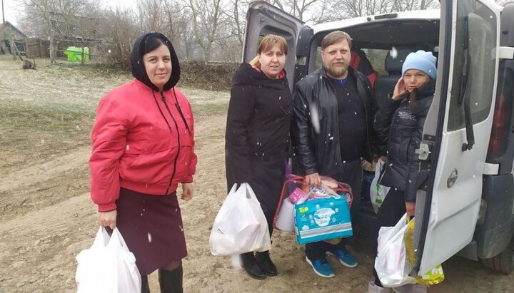 Переселенці у селі Голубівка отримали допомогу від парафіян храмів УПЦ Вінницької єпархії. Фото: Facebook-сторінка Вінницької єпархії