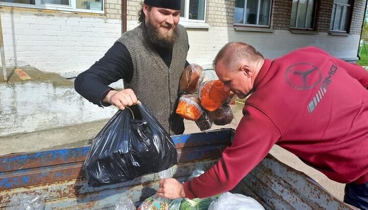 Парафіяни Благовіщенського храму в Березані передали продукти місцевій теробороні. Фото: boryspil-eparchy.org