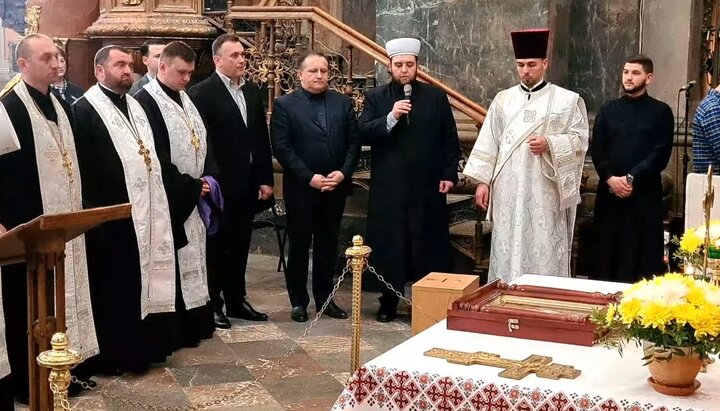 Muftiul Murat Suleimanov la o rugăciune ecumenică în lăcașul Bisericii Greco-Catolice Ucrainene. Imagine: Screenshot de pe site-ul canalului de YouTube 