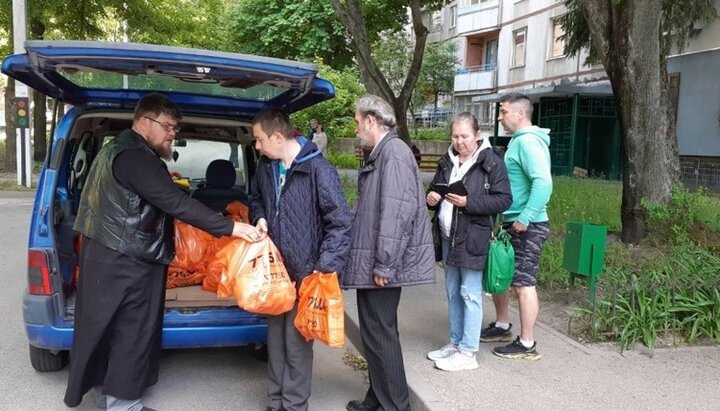 В Харькове клирики храмов УПЦ привезли продукты жителям города. Фото: eparchia.kharkov.ua