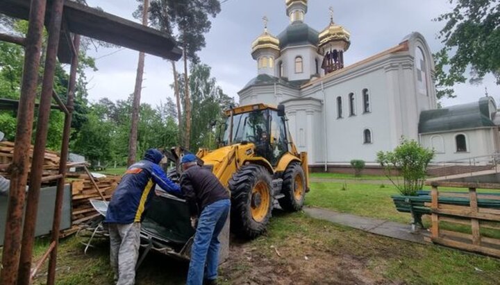 В Буче ремонтируют Петропавловский храм и приводят в порядок территорию. Фото: Facebook-страница архимандрита Аркадия (Демченко) 