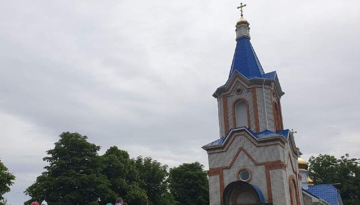 В Аджамці священник служить літургії просто неба біля опечатаного храму