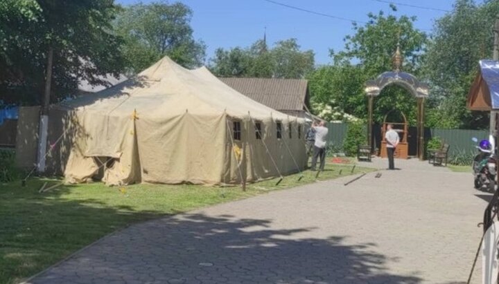 Прихожане Михайловского храма будут молиться в палатке, пока храм закрыт. Фото: rozhyshche.rayon.in.ua